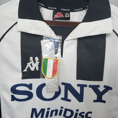 Juventus 1997/98 Home kit